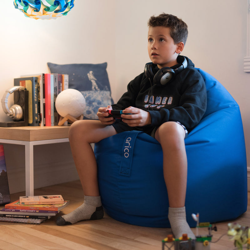 Cargue la imagen en el visor de la galería, Coussin de sol de couleur indigo dans une salle de jeux avec enfant jouant à la console. 
