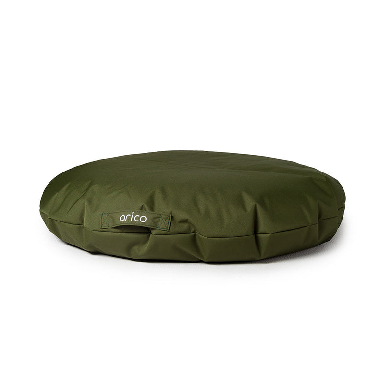 Cargue la imagen en el visor de la galería, Coussin de sol de couleur olive sur fond blanc.
