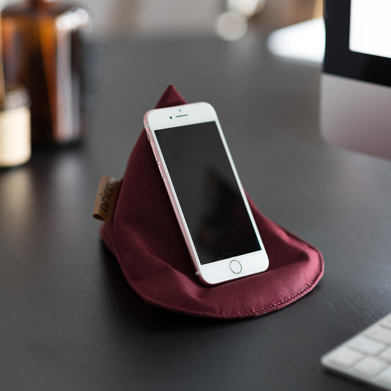Cargue la imagen en el visor de la galería, Mini bean bag sur table de travail avec téléphone
