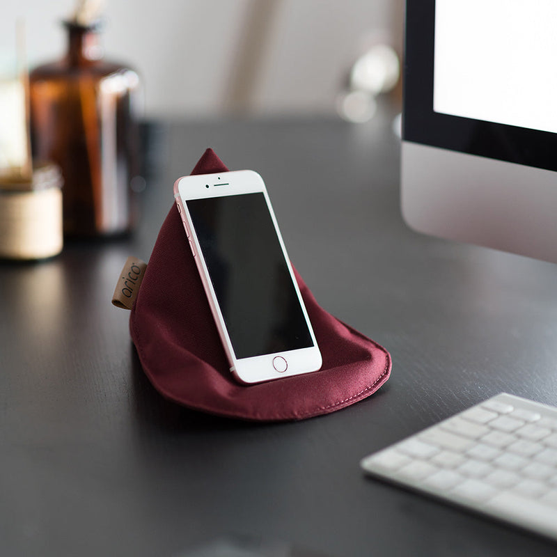 Cargue la imagen en el visor de la galería, Mini bean bag sur table de travail avec téléphone
