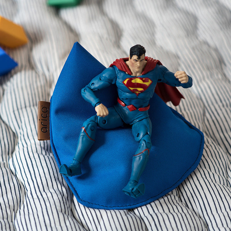 Chargez l&#39;image dans la visionneuse de la galerie, Mini bean bag sur lit d&#39;enfant avec figurine de Superman
